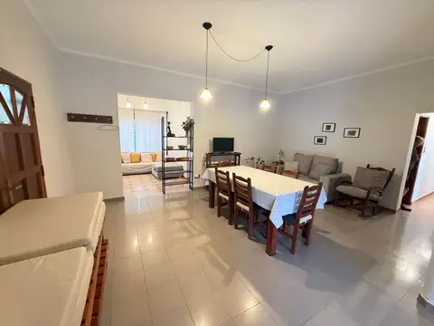 Casa 7 ambientes con 2 baños