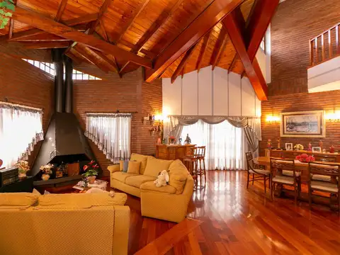 Casa en Venta con 3 cocheras