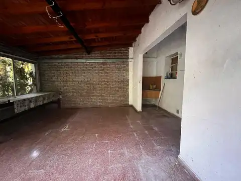 Lote con casa a demoler o refaccionar en venta City Bell