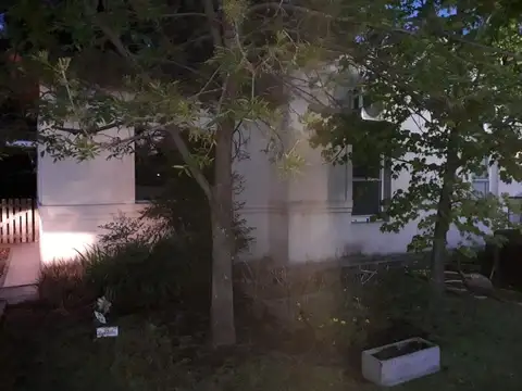 Casa en Alquiler con 3 cocheras