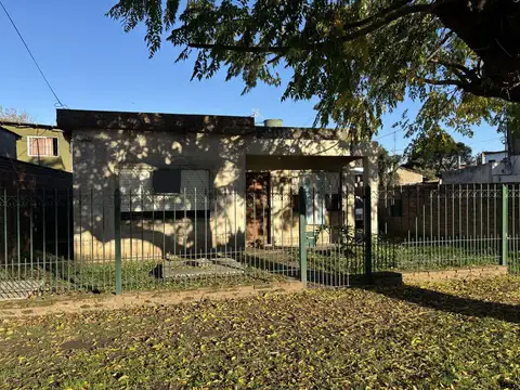 Casa en venta 2 dormitorios, garaje pasante y jardín!