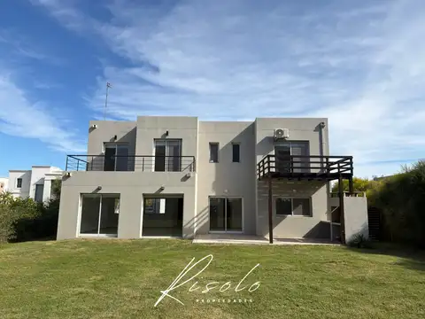 Casa 5 ambientes con 3 baños
