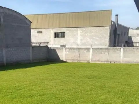 Terreno con tres duplex en venta - Los Boulevares