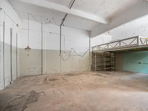 Local con entrada de vehiculo