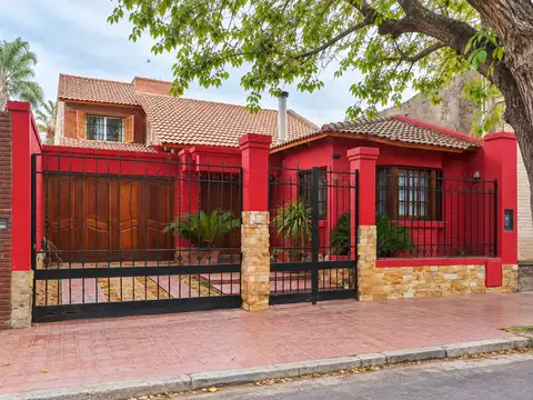 Venta casa chalet dos plantas en sexta sección