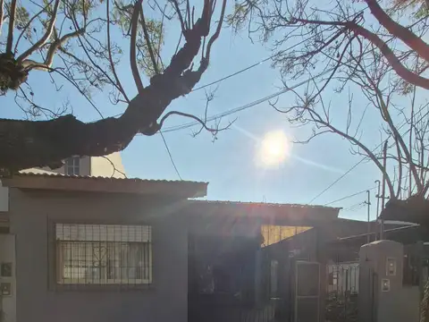 IMPOPRTANTE LOTE-CASA 3 AMB CON PATIO MÁS FONDO LIBRE CON CONSTRUCCIÓN A DEMOLER