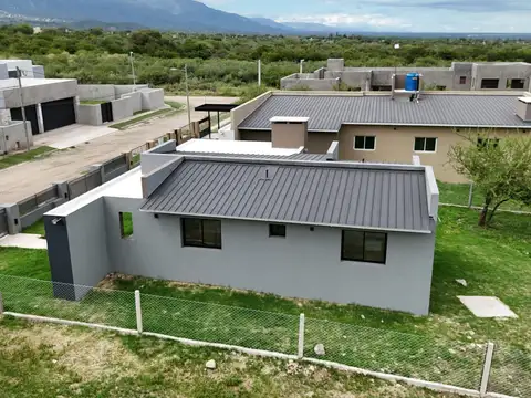 Casa 3 ambientes con 2 baños