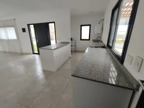 Casa 4 ambientes con 2 baños
