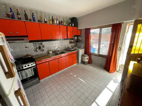 EXCELENTE UBICACION. CASA EN 1er PISO DE 3 DORMIT. POSEE GRAN PATIO EN P.BAJA CON PILETA.