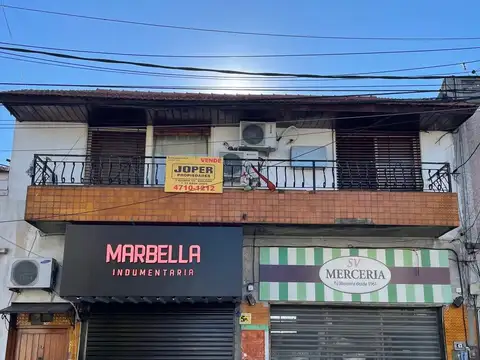 EXCELENTE UBICACION. CASA EN 1er PISO DE 3 DORMIT. POSEE GRAN PATIO EN P.BAJA CON PILETA.