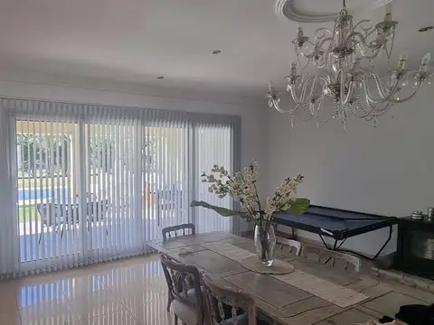 Casa 5 ambientes con 4 baños