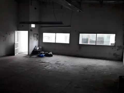 VENTA LOCAL SOBRE AVENIDA - LANÚS - A MTS ESTACIÓN