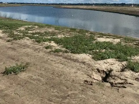 Venta de lote al agua en Barrio Amarras Puertos del Lago