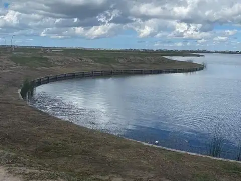 Venta de lote al agua en Barrio Amarras Puertos del Lago