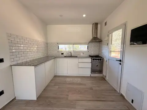 Casa 4 ambientes con 2 baños