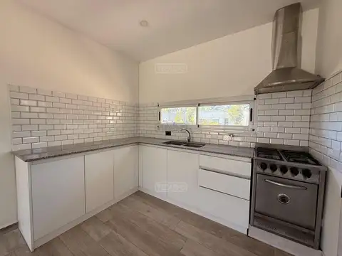 Casa en Alquiler con 1 cochera