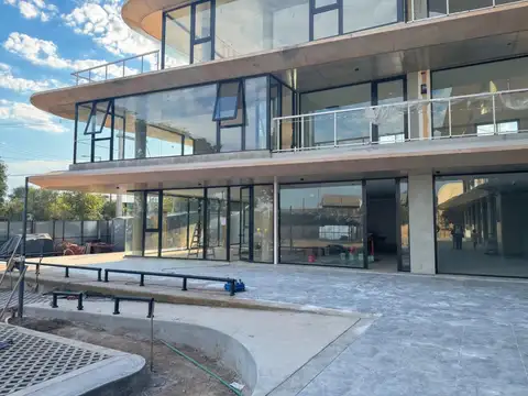 Local comercial en PB con vidriera y cochera en subsuelo