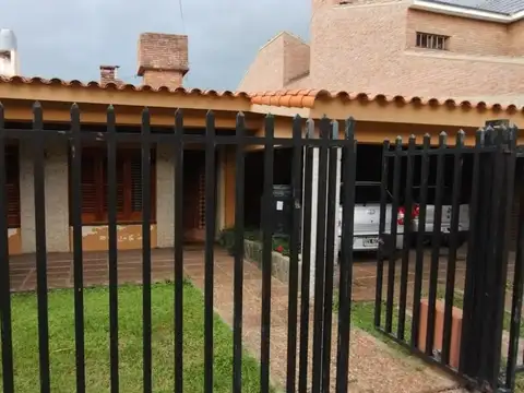 CASA AMPLIA EN GUADALUPE ESTE A PASOS DE LA COSTANERA