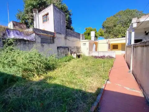 SE VENDE CASA INTERNA CON AMPLIO TERRENO EN BARRIO MATHEU