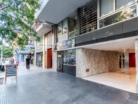 LUMINOSA OFICINA DE DOS AMBIENTES SEMI PISO ALTO, EN CABALLITO, CERCA DE TODO.