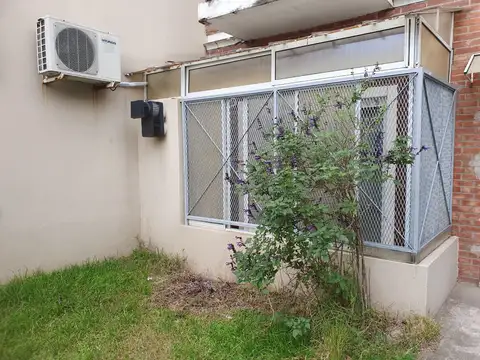 Hermoso Departamento Tipo Casa de 2 Ambientes Al Contrafrente, con Hermosa Vista a Jardín Común!