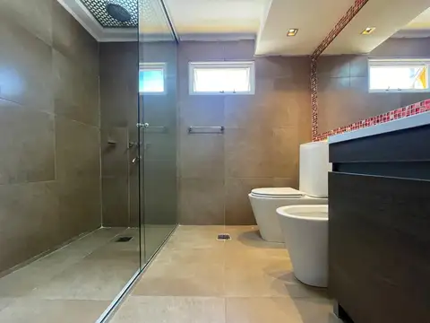Casa 4 ambientes con 5 baños