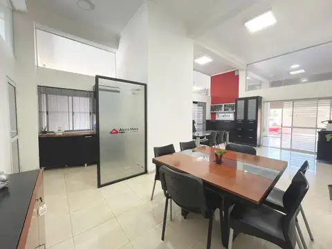 Casa en Venta con 3 cocheras