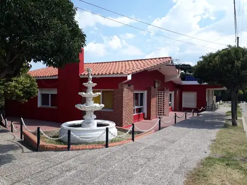 Locales comerciales en venta en Los Cocos mas casa.(C96)