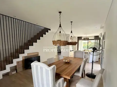 Casa 6 ambientes con 4 baños