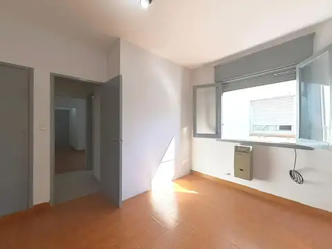 Alquiler 2 Ambientes en Floresta – Cómodo y Luminoso, 2° Piso por Escalera
