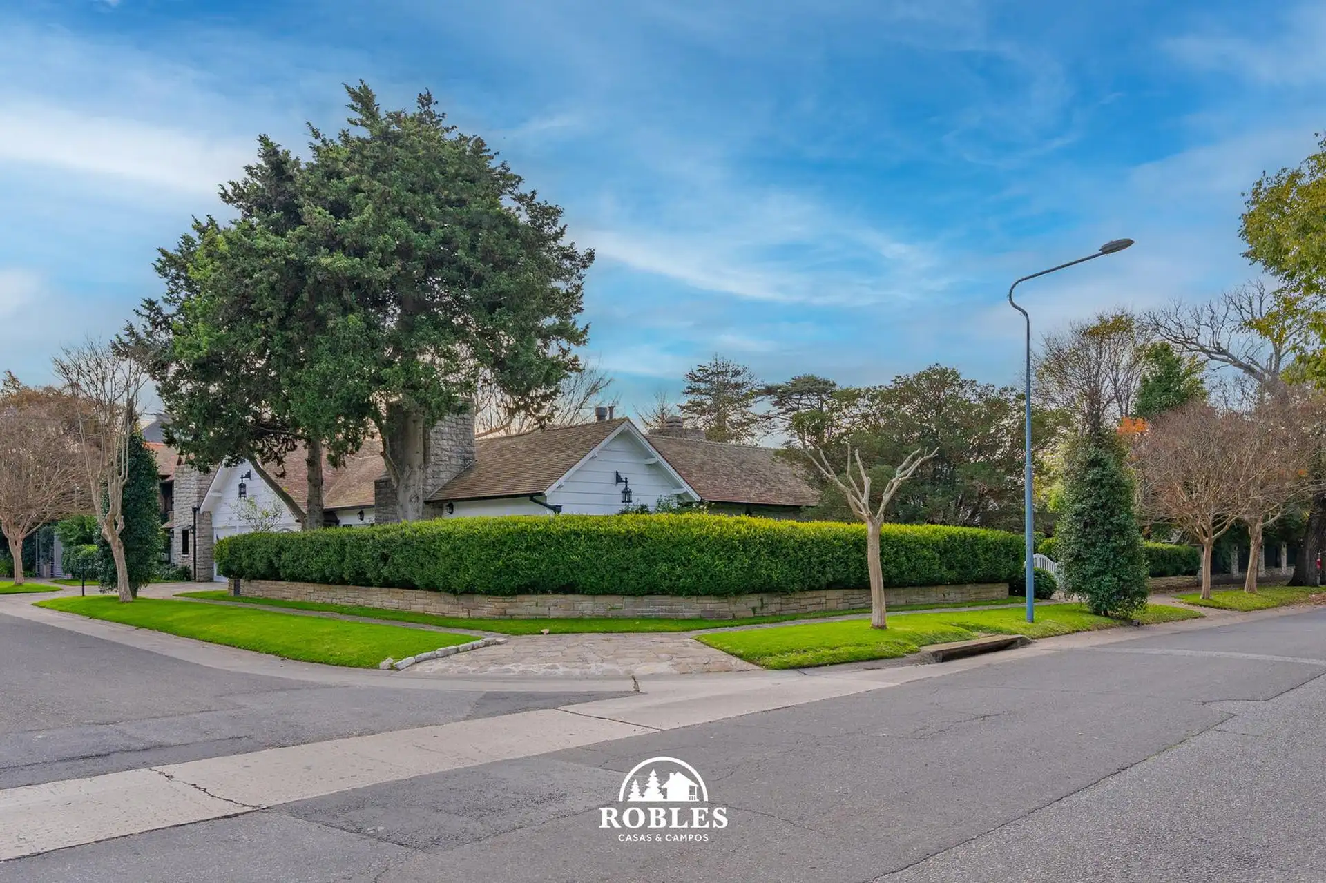 Excelente residencia en esquina del barrio Los Troncos