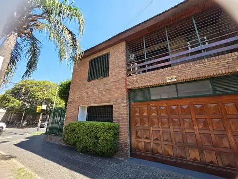 Chalet de 4 amb. en la zona más linda de Haedo y a 4 cuadras del centro comercial