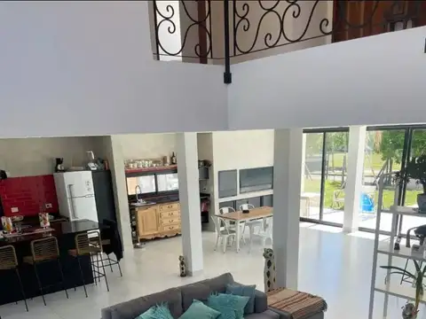 Casa en Venta con 4 cocheras