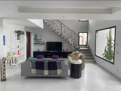 EXCELENTE CASA EN LAGOON