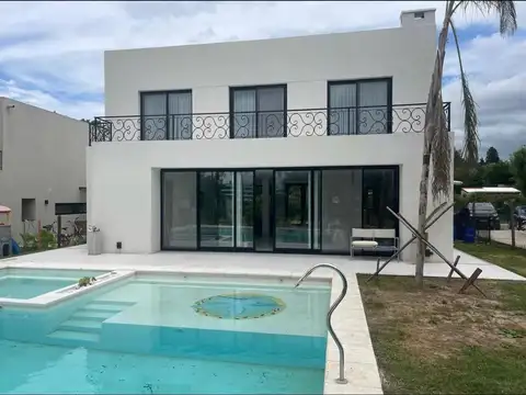 EXCELENTE CASA EN LAGOON
