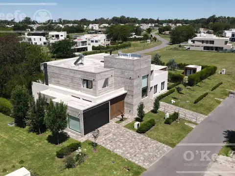 Casa  en venta en Greenville  de 7 ambientes con pileta con detalles de categoria !