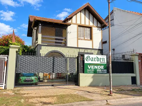 Chalet de 3 ambientes sobre lote de 266 m2. Amplio Parque c/ pileta. Excelente ubicación.