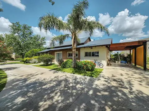 Casa de 3 dormitorios con gran jardín y pileta en Puerto Roldan
