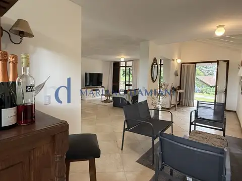 Casa 4 ambientes con 6 baños