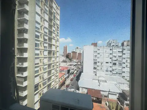 Departamento en Quilmes centro de 3 ambientes con cochera y dependencias de servicio.