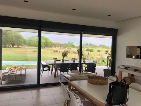 Casa 4 ambientes con 3 baños