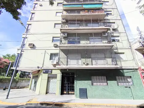 Depto. en Semipiso, 3 Amb. Amplios, Al Frente C/Balcon y Lavadero.