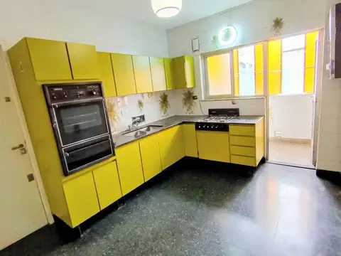 Depto. en Semipiso, 3 Amb. Amplios, Al Frente C/Balcon y Lavadero.