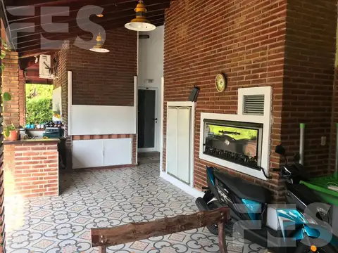 Casa en Alquiler con 6 cocheras