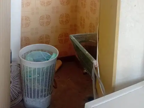 EN VENTA CASA 4 AMBIENTES CON DEPÓSITO COMERCIAL
