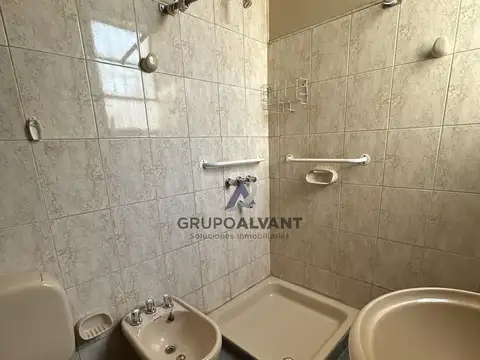 Casa en Alquiler con 4 cocheras