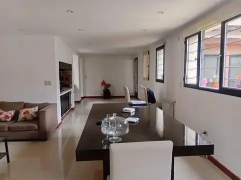 Casa en venta en la zona de plaza malvinas   53 esquina 17 la plata