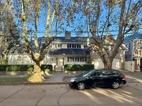 Venta casa en Acassuso con jardin/pileta/garage.