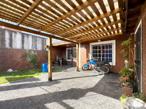 Casa 6 ambientes con 2 baños