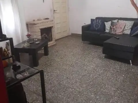 Casa 6 ambientes con 2 baños
